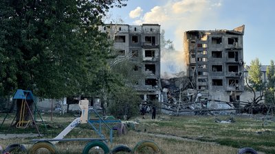 "Вшосте буде переїзд". Розповіді жителів Білозерського про удар ФАБ по 5-поверхівці