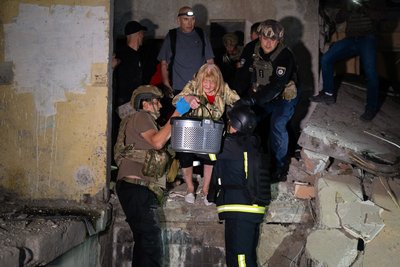 рятувальники допомагають вийти місцевим жителям з пошкодженого будинку у Харкові 21 серпня 2024 року