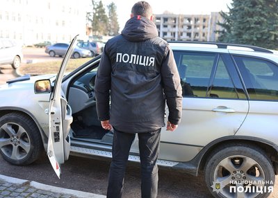 У Житомирі поліція затримала жінку, яка продавала автівки, призначені для ЗСУ У Житомирі поліція затримала жінку, яка продавала автівки, призначені для ЗСУ