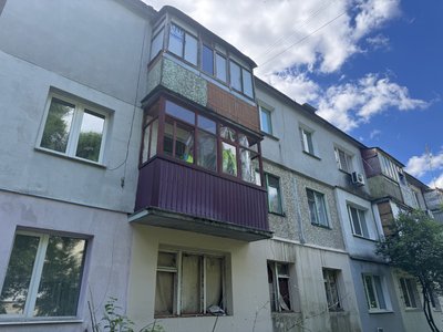 Армія РФ вдарила біля біля багатоповерхівки у Сумах. ФОТО Армія РФ вдарила біля біля багатоповерхівки у Сумах. ФОТО