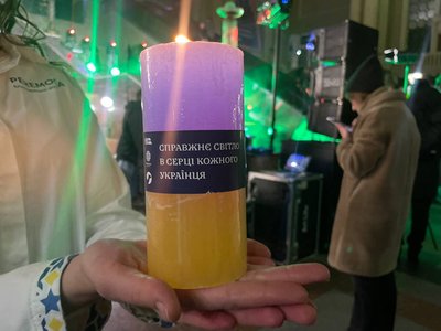 "Навіть маленьке світло дає надію": на київському вокзалі пасажирам видаватимуть свічки "Навіть маленьке світло дає надію": на київському вокзалі пасажирам видаватимуть свічки