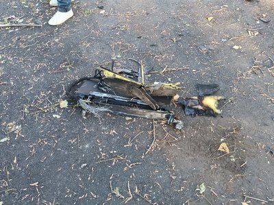 Потрощені шибки, виламані двері: у Києві уламки дронів РФ влучили у студентський гуртожиток Потрощені шибки, виламані двері: у Києві уламки дронів РФ влучили у студентський гуртожиток