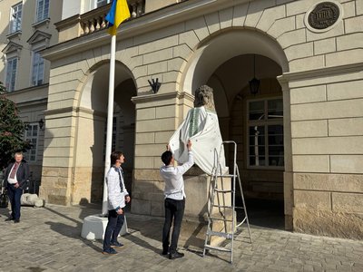 З нагоди Дня вишиванки левів біля львівської Ратуші одягнули у традиційне вбрання З нагоди Дня вишиванки левів біля львівської Ратуші одягнули у традиційне вбрання