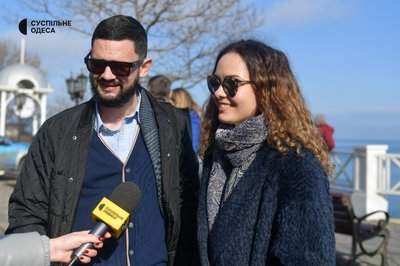 Поцілунки та вино: в Одесі встановили рекорд України з наймасовішого поцілунку на березі моря Поцілунки та вино: в Одесі встановили рекорд України з наймасовішого поцілунку на березі моря