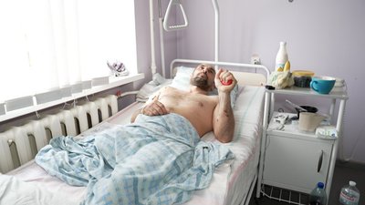 Боєць із Закарпаття, який пережив удар FPV-дрона, проходить реабілітацію на Вінниччині Боєць із Закарпаття, який пережив удар FPV-дрона, проходить реабілітацію на Вінниччині
