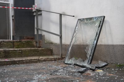 Розбите вікно після влучання російського безпілотника у Шевченківському районі Харкова, 12 липня 2026 року Розбите вікно після влучання російського безпілотника у Шевченківському районі Харкова, 12 липня 2026 року