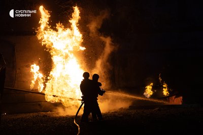 Рятувальники гасять пожежу в будинку у Слобідському районі. Російський "шахед" влучив у другий поверх дому. Харків, 5 червня 2025 року Рятувальники гасять пожежу в будинку у Слобідському районі. Російський "шахед" влучив у другий поверх дому. Харків, 5 червня 2025 року