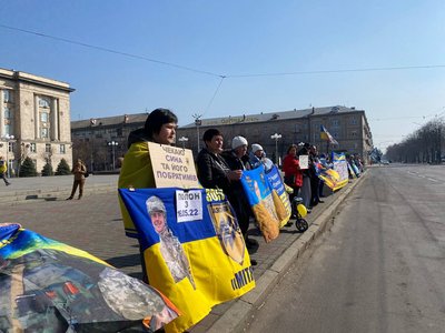 "Він боровся за мене, а я — за нього": у Черкасах відбулась акція "Не мовчи — полон вбиває" "Він боровся за мене, а я — за нього": у Черкасах відбулась акція "Не мовчи — полон вбиває"