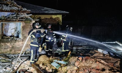 Рятувальники під час ліквідації пожежі унаслідок російського обстрілу Рятувальники під час ліквідації пожежі унаслідок російського обстрілу
