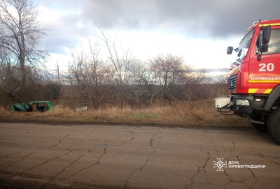 На Кіровоградщині рятувальники витягли з понівечиної машини дівчину На Кіровоградщині рятувальники витягли з понівечиної машини дівчину