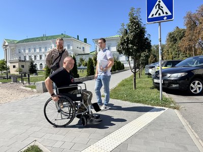 Які недоліки виявила перевірка на безбар’єрному маршрут в центрі Полтави Які недоліки виявила перевірка на безбар’єрному маршрут в центрі Полтави
