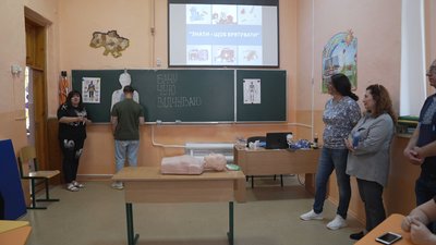 "Музей у школах": у вінницькому ліцеї діти опановують навички першої допомоги "Музей у школах": у вінницькому ліцеї діти опановують навички першої допомоги