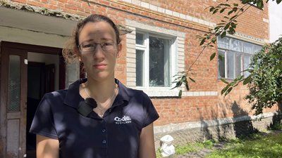 Наслідки удару російського безпілотника по Ромнах: пошкоджені будинки та автомобіль Наслідки удару російського безпілотника по Ромнах: пошкоджені будинки та автомобіль