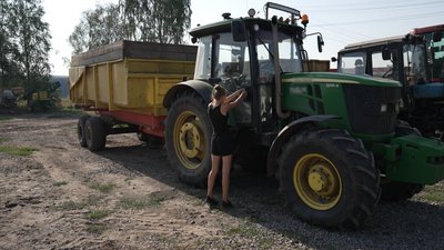 Збирає урожай та знімає TikTok: історія 18-річної трактористки з Чернігівщини Збирає урожай та знімає TikTok: історія 18-річної трактористки з Чернігівщини