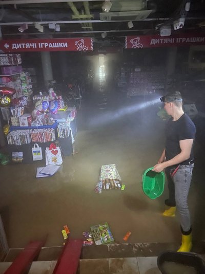 У Києві через прорив труби вулицю залило окропом У Києві через прорив труби вулицю залило окропом