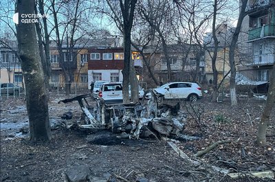 Пожежа у будинку, вирва та вибиті вікна: наслідки нічної атаки по Одесі Пожежа у будинку, вирва та вибиті вікна: наслідки нічної атаки по Одесі