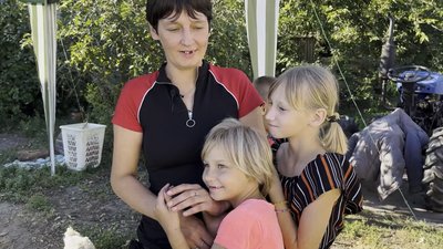 Народили дев'яту дитину та стали дідусем й бабусею: як живе родина з Чернігівщини, чий будинок спалили росіяни Народили дев'яту дитину та стали дідусем й бабусею: як живе родина з Чернігівщини, чий будинок спалили росіяни