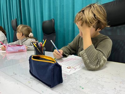 Навчання під звуки сирен: як черкаські школярі надолужують "освітні втрати" Навчання під звуки сирен: як черкаські школярі надолужують "освітні втрати"