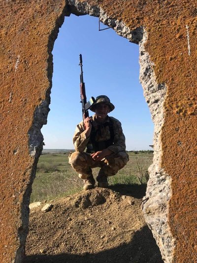 Втратив ногу та пальці руки, а зараз допомагає іншим: історія військового з Одеси