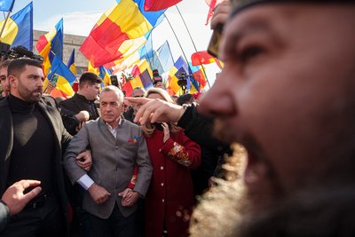 Переможець першого туру президентських виборів у Румунії, які Конституційний суд пізніше анулював, Келін Джорджеску у Бухаресті