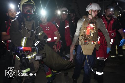 Під час атаки дронів на Одесу загинула людина: в багатоповерхівці спалахнула пожежа Під час атаки дронів на Одесу загинула людина: в багатоповерхівці спалахнула пожежа