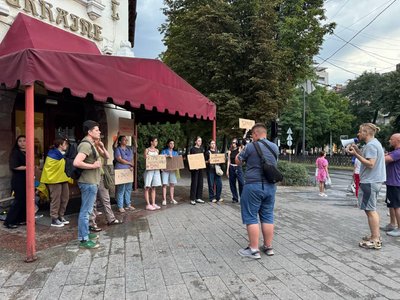 Київ, Дніпро та Одеса протестують проти ухваленого Радою законопроєкту, що нівелює незалежність НАБУ та САП Київ, Дніпро та Одеса протестують проти ухваленого Радою законопроєкту, що нівелює незалежність НАБУ та САП