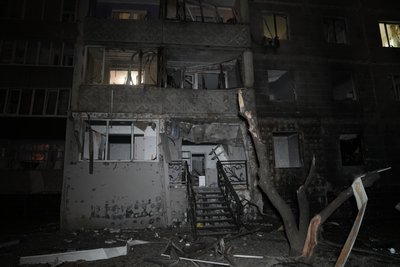 Реактивний безпілотник влучив біля багатоповерхівки в Сумах: є поранені люди Реактивний безпілотник влучив біля багатоповерхівки в Сумах: є поранені люди