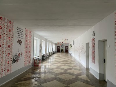 вчителька розмалювала ліцей, збараж, тернопільщина вчителька розмалювала ліцей, збараж, тернопільщина