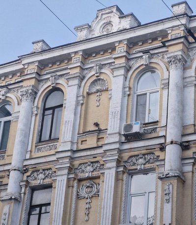 Вигляд будівлі після демонтажу погруддя Пушкіна Вигляд будівлі після демонтажу погруддя Пушкіна