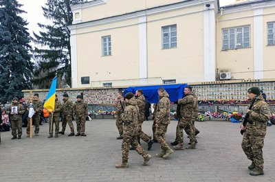 У Луцьку попрощалися із загиблим на Запоріжжі 54-річним бійцем Віктором Оверчуком У Луцьку попрощалися із загиблим на Запоріжжі 54-річним бійцем Віктором Оверчуком