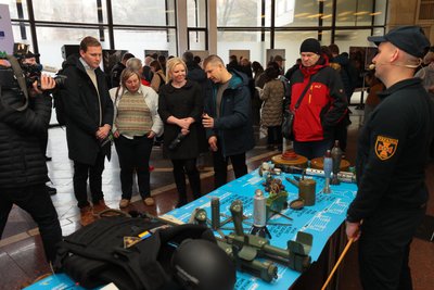 "Війна очима піротехніків ДСНС": відкрилась виставка на станції метро у Києві "Війна очима піротехніків ДСНС": відкрилась виставка на станції метро у Києві