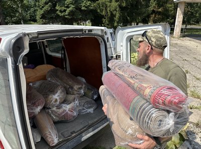 Збирають килими цілими громадами: волонтери із Закарпаття відправляють килими на фронт Збирають килими цілими громадами: волонтери із Закарпаття відправляють килими на фронт