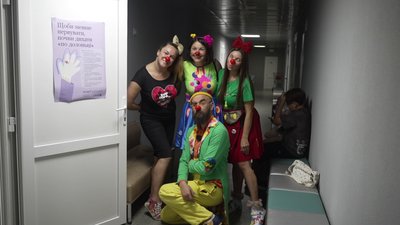 "Червоні носи" та "Клоуни без кордонів" провели виставу в дитячій лікарні Рівного "Червоні носи" та "Клоуни без кордонів" провели виставу в дитячій лікарні Рівного
