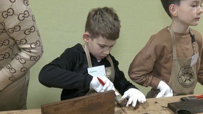 "Добра майстерня": у Вінниці діти захисників навчаються деревообробки
