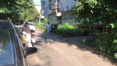 Двір, як траса: у Полтаві жителі вимагають закрити наскрізний проїзд Двір, як траса: у Полтаві жителі вимагають закрити наскрізний проїзд