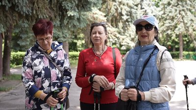 Скандинавська ходьба у Вінниці: пенсіонерки зміцнюють здоров’я та настрій на прогулянках з палицями Скандинавська ходьба у Вінниці: пенсіонерки зміцнюють здоров’я та настрій на прогулянках з палицями