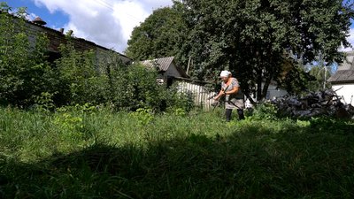 В селі на Чернігівщині через нестачу чоловіків жінки рубають та пиляють дрова і косять траву В селі на Чернігівщині через нестачу чоловіків жінки рубають та пиляють дрова і косять траву