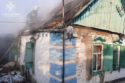 Рятувальники гасять пожежу на Харківщині, 22 січня 2024 року Рятувальники гасять пожежу на Харківщині, 22 січня 2024 року