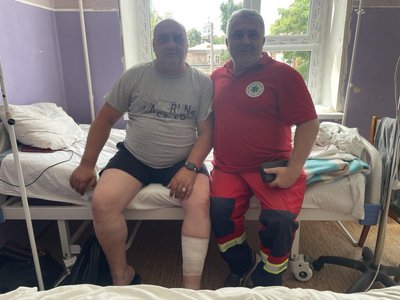 Водій Вячеслав Нємченко зазнав уламкового поранення під час повторного удару російських військ у Змієві Водій Вячеслав Нємченко зазнав уламкового поранення під час повторного удару російських військ у Змієві
