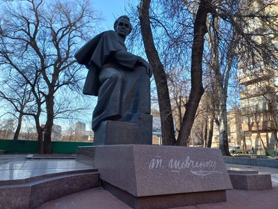 Автор пам’ятника "молодому" Шевченку в Дніпрі, скульптор Володимир Небоженко 60 років створює монументи Автор пам’ятника "молодому" Шевченку в Дніпрі, скульптор Володимир Небоженко 60 років створює монументи