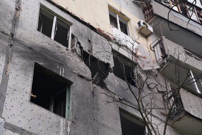 "Побачила жах: зірвало двері та рами". Що херсонці розповіли про наслідки обстрілу Корабельного району "Побачила жах: зірвало двері та рами". Що херсонці розповіли про наслідки обстрілу Корабельного району