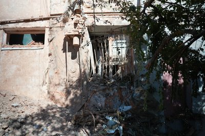 "Вікон багато побито". Очевидці розповіли про наслідки ракетної атаки у Сумах "Вікон багато побито". Очевидці розповіли про наслідки ракетної атаки у Сумах