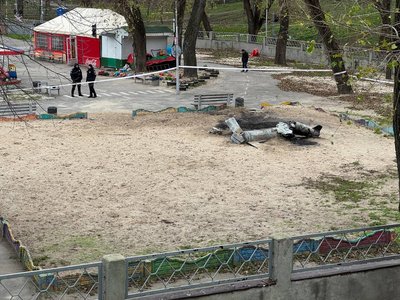 Уламки ракети на дитячому майданчику. Армія РФ атакувала середмістя Дніпра: що відбувається на місці обстрілу Уламки ракети на дитячому майданчику. Армія РФ атакувала середмістя Дніпра: що відбувається на місці обстрілу