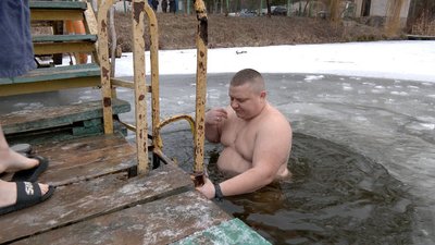 "Холодно, але кайфово": як вінничани купалися на Водохреща