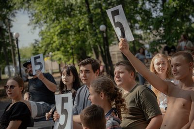 Глядачі "Літературних майстерень" у Близнюках виставляють оцінки поетам Глядачі "Літературних майстерень" у Близнюках виставляють оцінки поетам