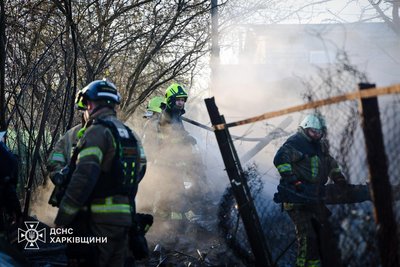 Безпілотник влучив у садове товариство на Салтівці у Харкові, рятувальники усувають наслідки вранці 16 квітня 2026 року Безпілотник влучив у садове товариство на Салтівці у Харкові, рятувальники усувають наслідки вранці 16 квітня 2026 року