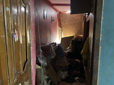 У квартирах зруйнованого ракетою будинку у Полтаві мокрі стіни: чому не відновлюють будівлю У квартирах зруйнованого ракетою будинку у Полтаві мокрі стіни: чому не відновлюють будівлю