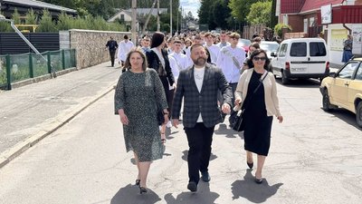 Спільну ходу для випускників усієї громади провели у Здолбунові на Рівненщині Спільну ходу для випускників усієї громади провели у Здолбунові на Рівненщині