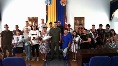 На Кіровоградщині рідним бійців з Кропивницького району вручили їхні посмертні відзнаки На Кіровоградщині рідним бійців з Кропивницького району вручили їхні посмертні відзнаки