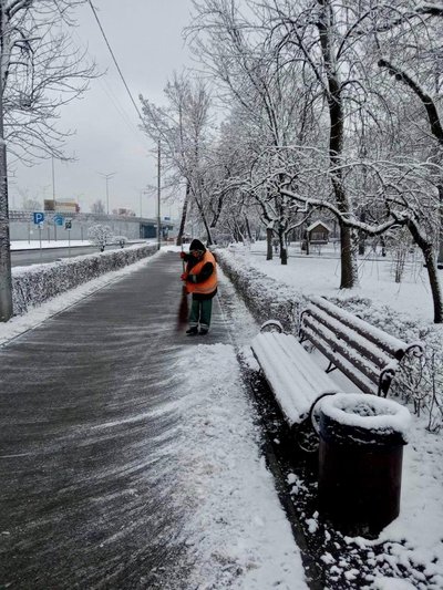 У Києві комунальні служби чистять вулиці від снігу та ожеледиці У Києві комунальні служби чистять вулиці від снігу та ожеледиці